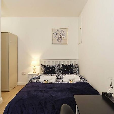 Rofennie Suite -Luxury Ensuite Room! Maidstone Bagian luar foto