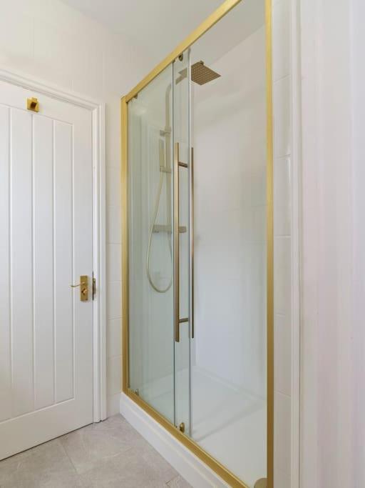 Rofennie Suite -Luxury Ensuite Room! Maidstone Bagian luar foto