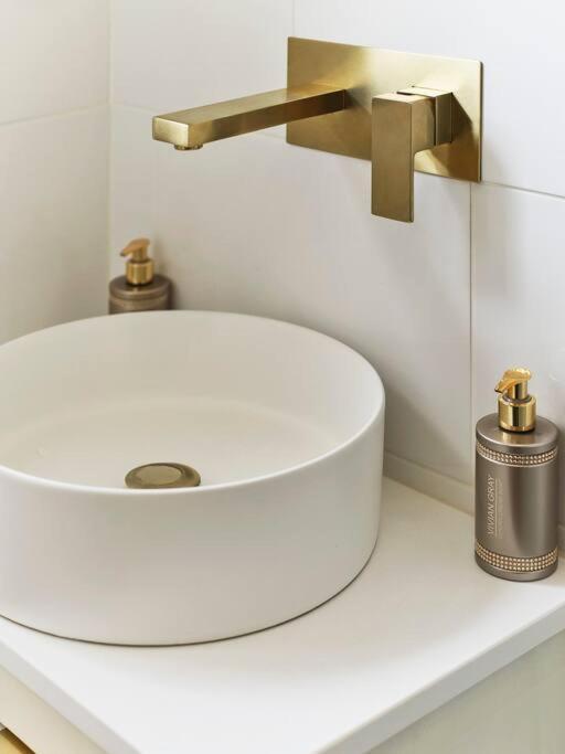 Rofennie Suite -Luxury Ensuite Room! Maidstone Bagian luar foto