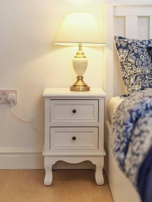 Rofennie Suite -Luxury Ensuite Room! Maidstone Bagian luar foto